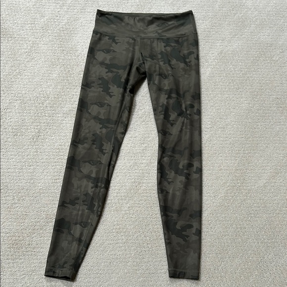 Lululemon Wunder Under Pant Full-On Luxtreme
Savasana Camo Fatigue Green, Size 6 - Picture 7 of 7